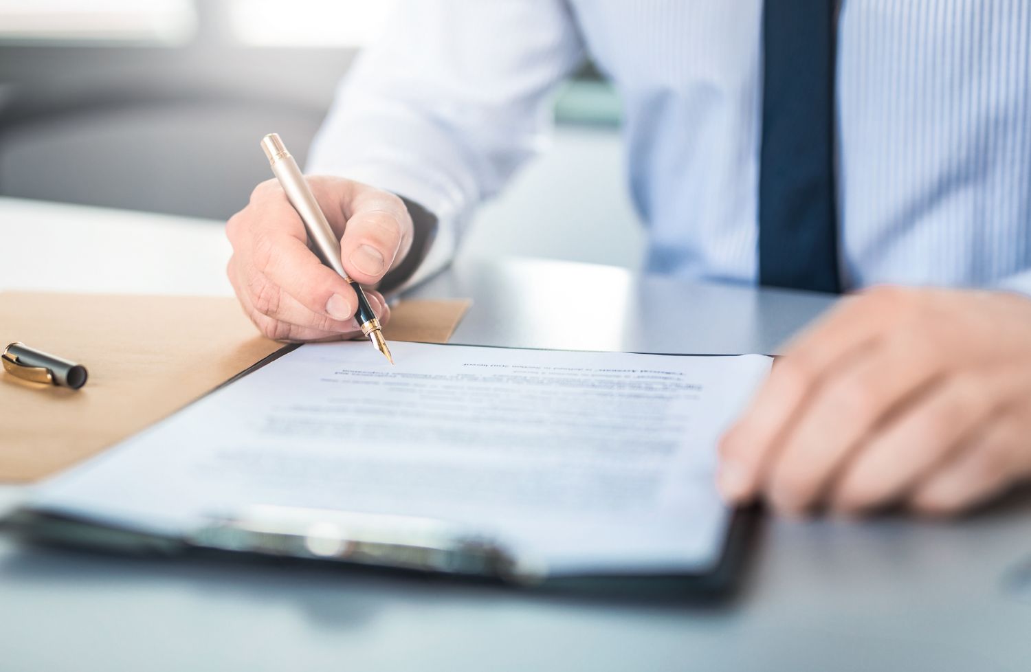 Allenatore che firma contratto co-co-co sportivo