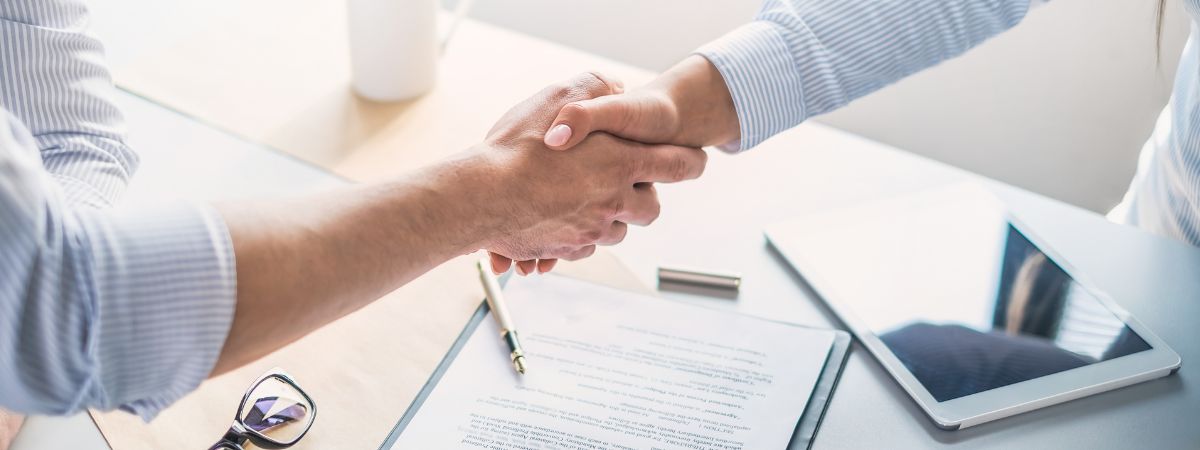 Stretta di mano dopo firma contratto co-co-co sportivo