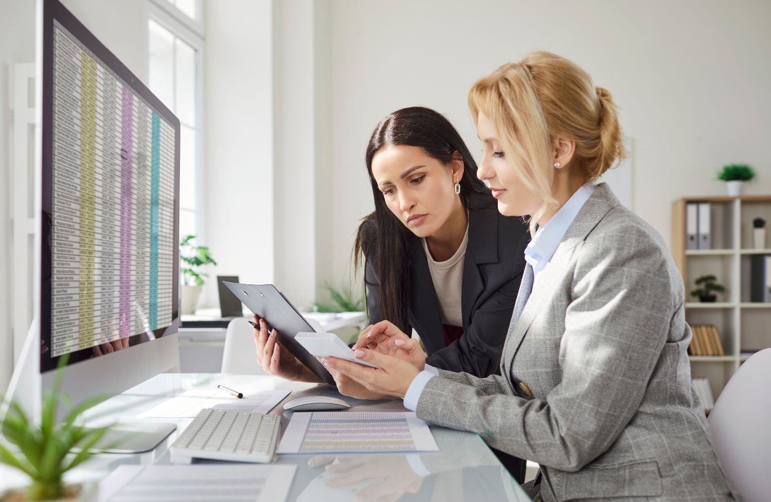 Commercialista che consulta la quota associativa di una ASD