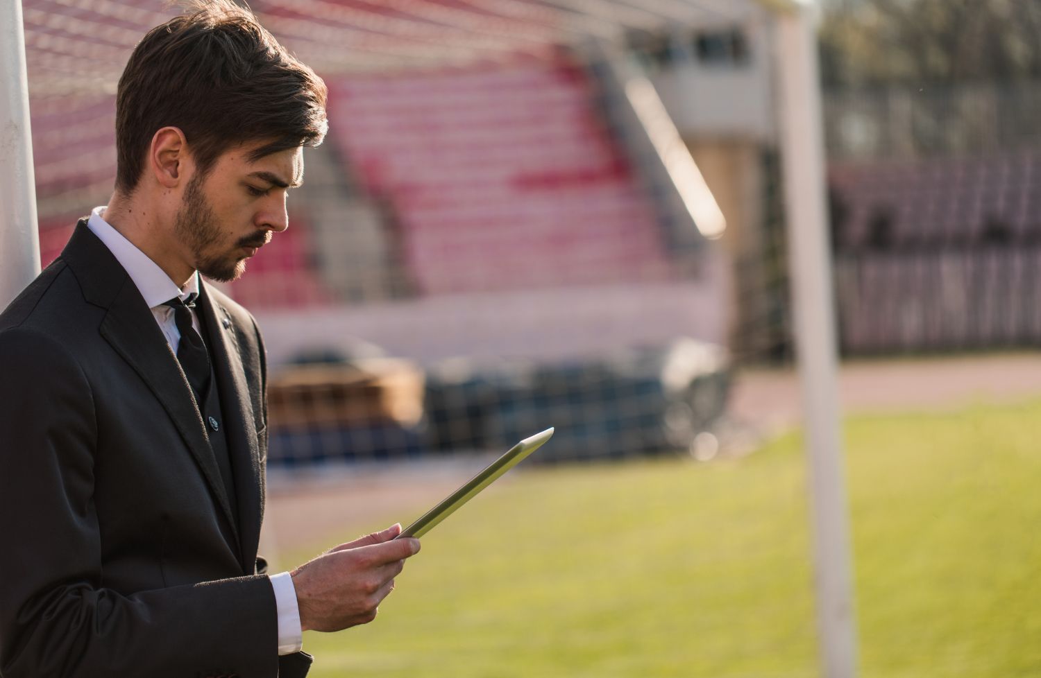 Responsabile safeguarding sport in uno stadio durante allenamento ASD